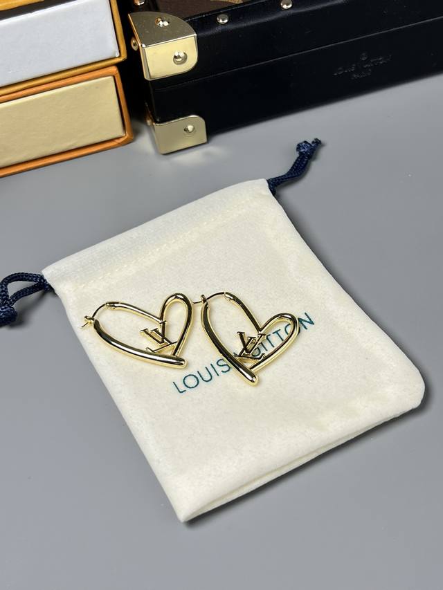 Lv 爱心 耳环，Fall In Love Heart 大号耳环以摩登镂空设计和灵动线条演绎情人佳节的经典标志，中央Lv字母彰示路易威登身份