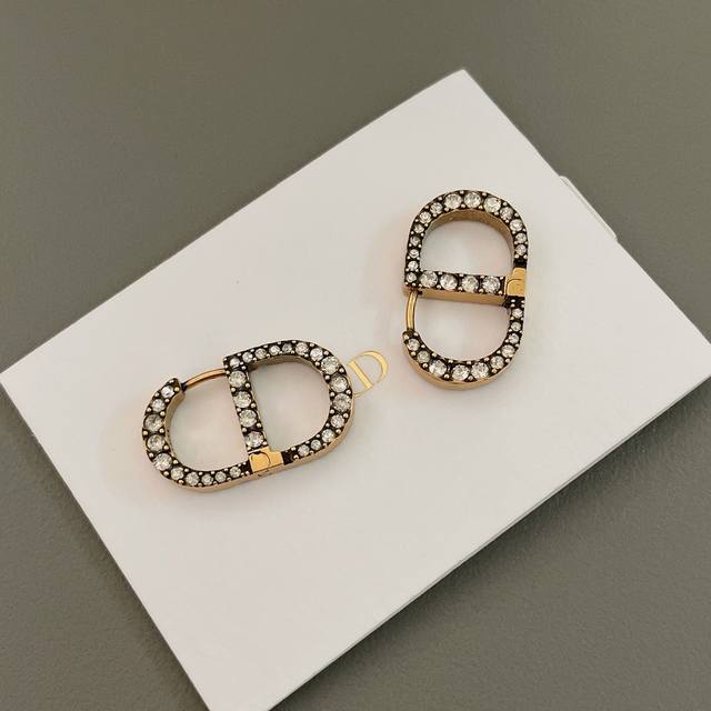 高品质 细节如图 最爱的设计！ Cd横向满钻耳扣 Z 5900，太喜欢这种横向设计得耳扣，实在太酷黑了，酷黑同时双面均是满钻的Bling Bling施华洛水晶，