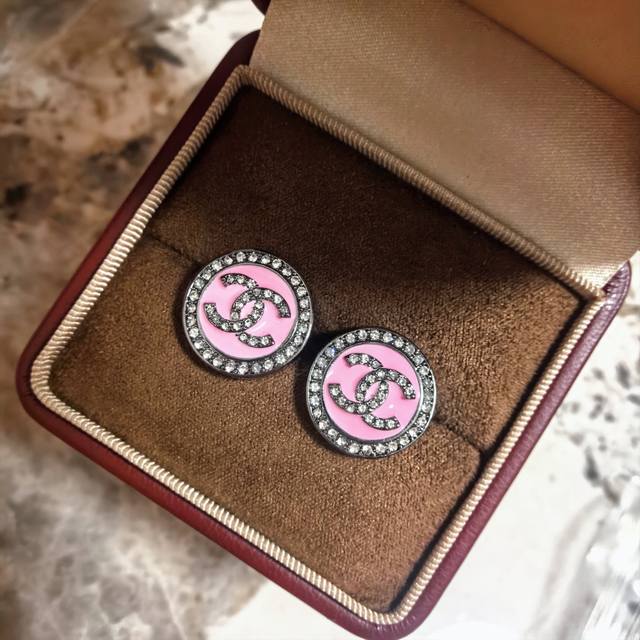 小香 Chanel 耳钉优雅大方精工设计 雕刻 非常修饰脸型 青春活力 看惯了一如既往的耳钉 一眼就被这款吸引了 非常漂亮的颜色搭配 时尚又俏皮