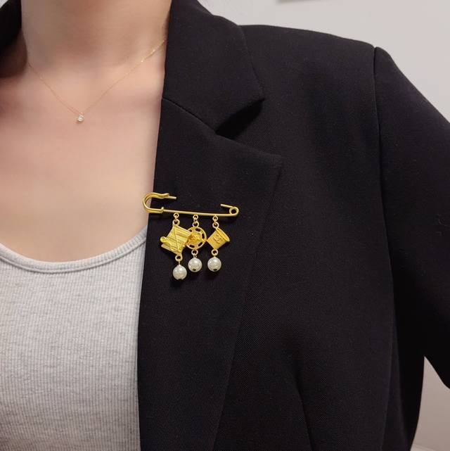 Chanel小香 最新款高版本银色满钻香奈儿复古绣花针回形针胸针，是最懂女人的饰物。那些倾注了全部心血去做自己的女人，往往更珍惜胸针的意义。香奈儿女士把胸针别在