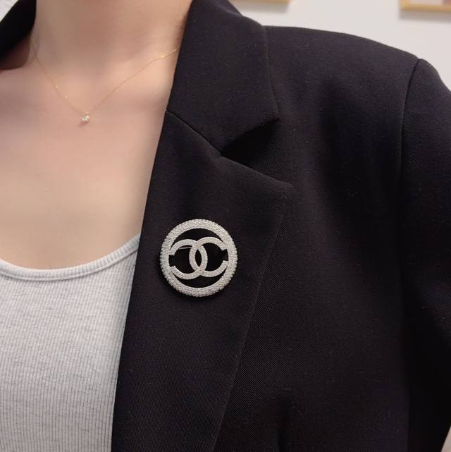 Chanel小香 最新款高版本银色圆形满钻香奈儿胸针，是最懂女人的饰物。那些倾注了全部心血去做自己的女人，往往更珍惜胸针的意义。香奈儿女士把胸针别在帽子上，并告