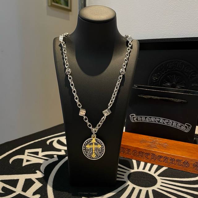 新款 专柜品质 Chrome Hearts克罗心 经典复古骰子十字花球项链 圆牌金色十字架天使之翅吊坠 凹凸造型不同的花纹设计风格 呈现出与众不同 十字架 童军