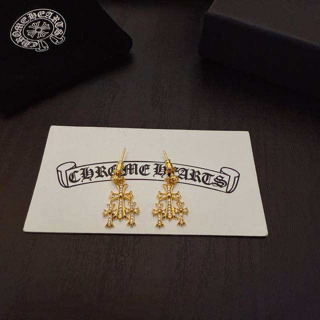 新款 专柜品质 Chrome Hearts 克罗心三十十字架镶钻耳钉 进口电镀工艺 精工 ～正品开模潮流时尚必备 男女均可佩戴 情侣款同款 摇滚朋克泰银风格 复