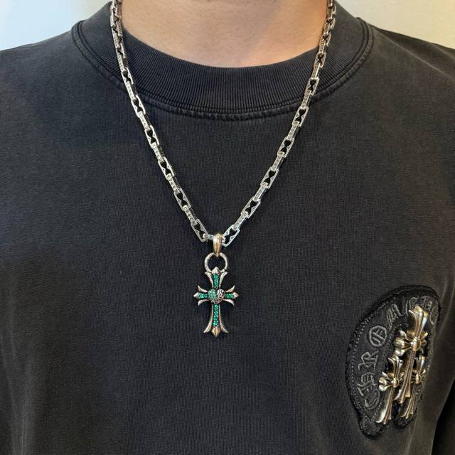新款 专柜品质 Chrome Hearts克罗心经典复古字母扣项链 绿钻爱心十字架吊坠 凹凸造型不同的花纹设计风格 呈现出与众不同 十字架 童军花是克罗心的志