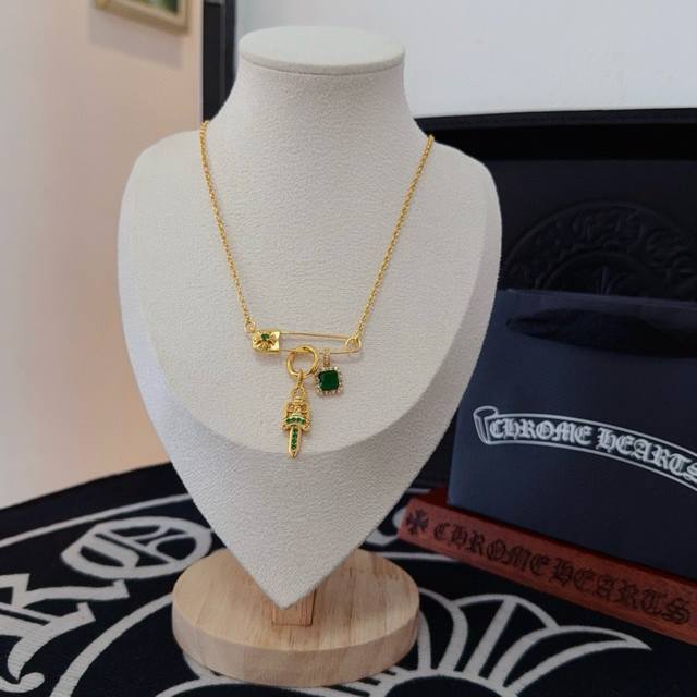 新款 专柜品质 Chrome Hearts克罗心别针绿钻宝剑项链，凹凸造型不同的花纹设计风格呈现出与众不同 十字架童军花是克罗心的标志 所以更经久不衰 正品打版