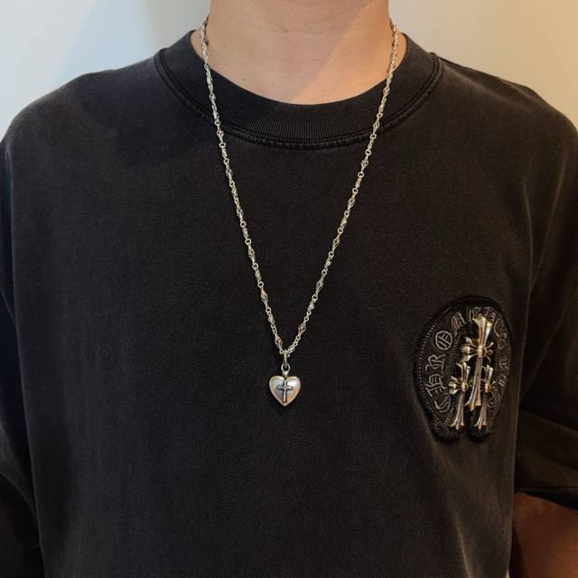 新款 专柜品质 Chrome Hearts克罗心经典复古项链，爱心十字架吊坠 凹凸造型不同的花纹设计风格 呈现出与众不同 十字架 童军花是克罗心的志 所以更经久