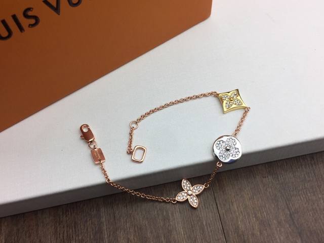 Louis Vuitton 路易威登Idylle Blossom系列手链Lv镶钻三色花手链～3支精致的花朵既可共同盛开，亦可孤芳自赏高端亚金电镀18K玫金工艺，