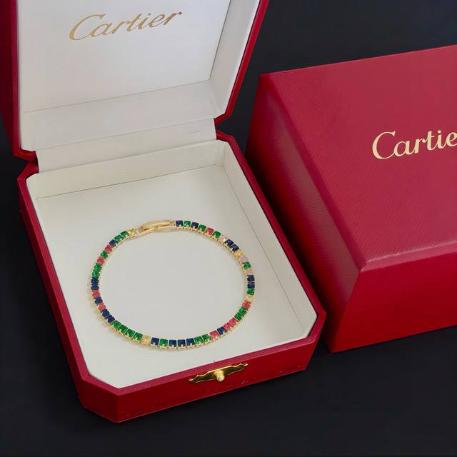 卡地亚彩钻手链 高端定制版本 镶嵌钻工艺 V金材质 经典而时尚风格 用凌厉线条重构爱情美学！打破常规，镶嵌钻设计反而成就高级感天花板 无需浮华堆砌，爱本应纯粹如