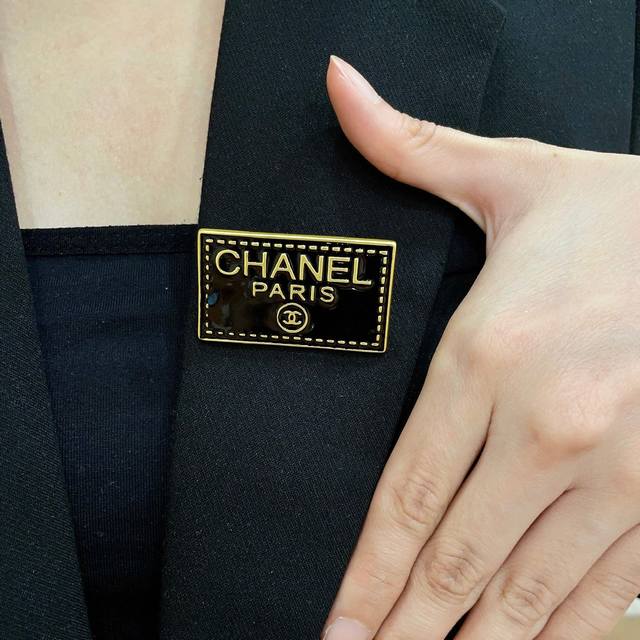 Chanel小香 专柜最新款同步上新香奈儿最新款胸针 胸针，是最懂女人的饰物。那些倾注了全部心血去做自己的女人，往往更珍惜胸针的意义。香奈儿女士把胸针别在帽子上