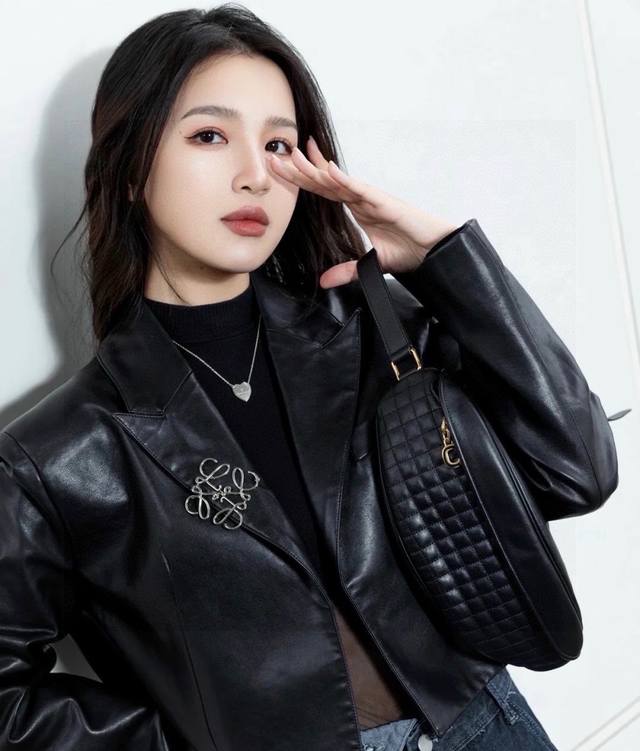 Loewe罗意威新款胸针银色高级感满分 简单的线条感 搭配西装和大衣都超高级 包包衣物T恤都可以简单搭配 爱了爱了