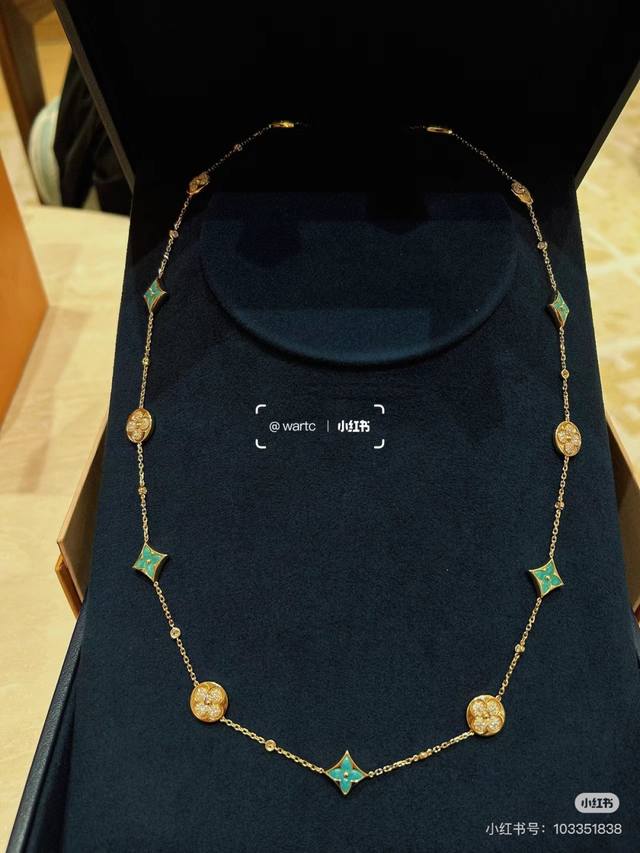 编号Lxl0202 Lv*最新款绿色绿贝母毛衣链 一致Zp黄铜材质 新款天河石项链 这一抹蓝绿是如此纯净！花形的镶钻和天河石都是双面的，戴起来晃动一下天河和钻石