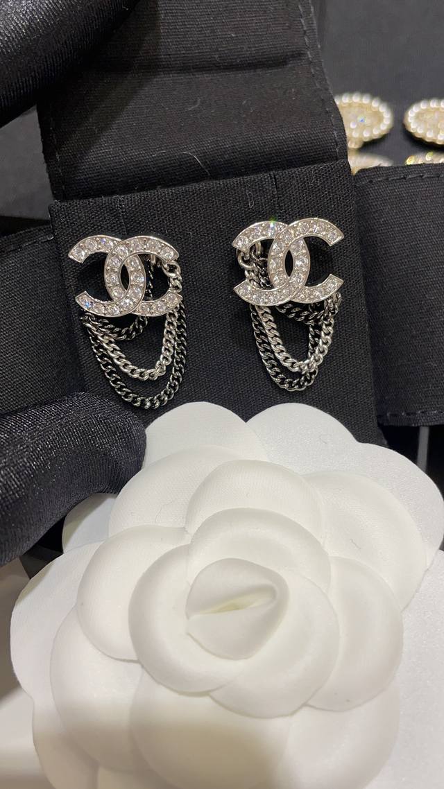 编号Xed0769黑色 编号Xed0891金色 新款 奢侈 双C满钻 流苏 耳钉 犹如酒会礼服一般，绚烂多姿。经典 最具 女人品味的象征永远的不变的情怀，代表着