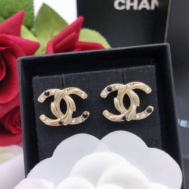编号Xed0188 原单新品 Chanel 麻花镶钻双C黑钻耳钉，高端品质，专柜1:1开模，专柜原版同黄铜材质！高级925银针防过敏处理，重工重做，每个细节无可
