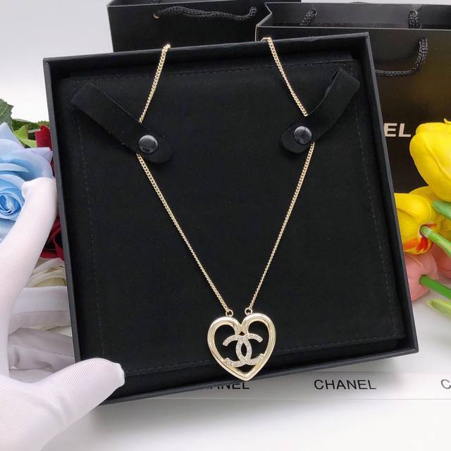 编号Xxl0194 Ch*Nel最新款爱心项链Cc镶钻 一致Zp黄铜材质