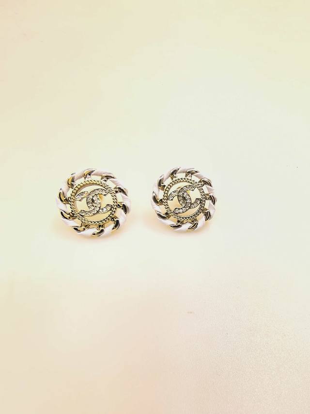 Ch*Nel 最新款镂空圆形白皮耳钉 一致Zp黄铜材质