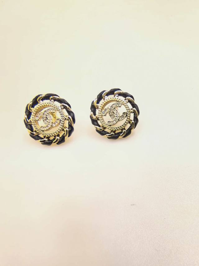 Ch*Nel 最新款镂空圆形黑皮耳钉 一致Zp黄铜材质