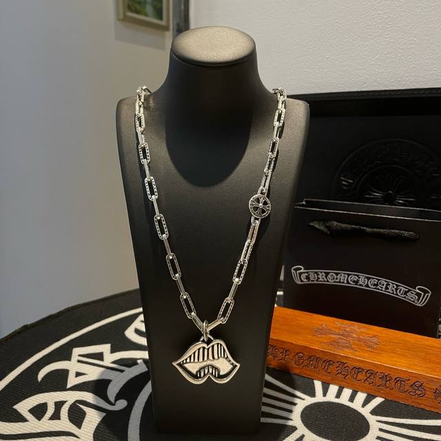 新款 专柜品质 Chrome Hearts克罗心 经典复古多元素项链 大嘴吊坠 凹凸造型不同的花纹设计风格 呈现出与众不同 十字架 童军花是克罗心的志 所以更经