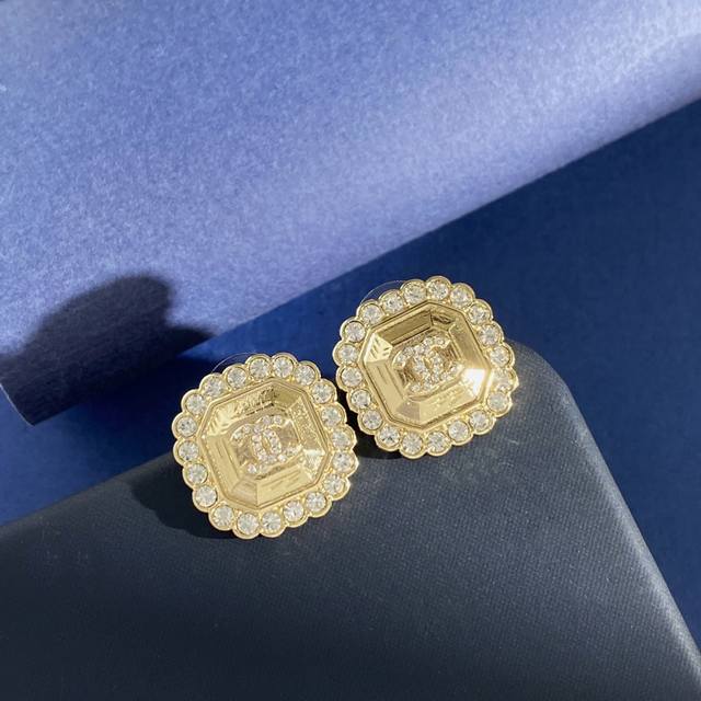 香奈儿Chanel小香风高级感复古时尚几何八边形镶钻小双C字母金属方形耳钉 黄铜材料 重量约13G 尺寸约：2Cm*2Cm*0.35Cm