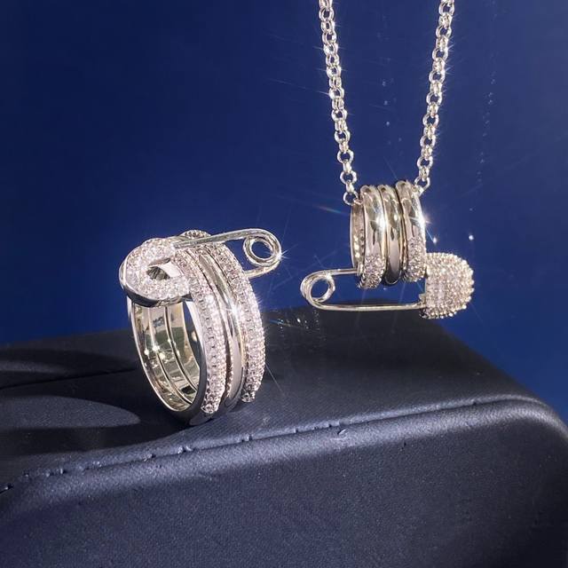 项链 戒指 镶白钻无标Apm风格轻奢时尚闪耀精致镶钻银色三环别针款戒指项链套装 黄铜材料 戒指重约9.26G 678码 ；项链重约7G；项链约长42.5Cm+2