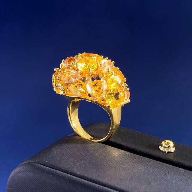 施华洛世奇Gema系列欧美时尚高级感镂空设计水滴形黄色混合切割水晶钻戒指 黄铜材料 重约16.2G 678码