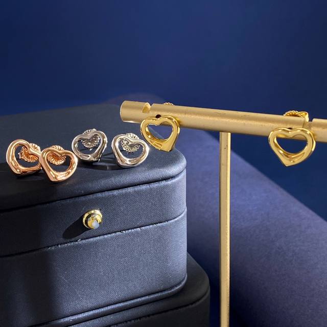 Tiffany蒂芙尼Tfn韩国东大门时尚简约百搭爱心形镂空桃心耳钉 黄铜材质 金银玫3个色 重约2.4G 尺寸约1.1Cm*1.1Cm*0.2Cm