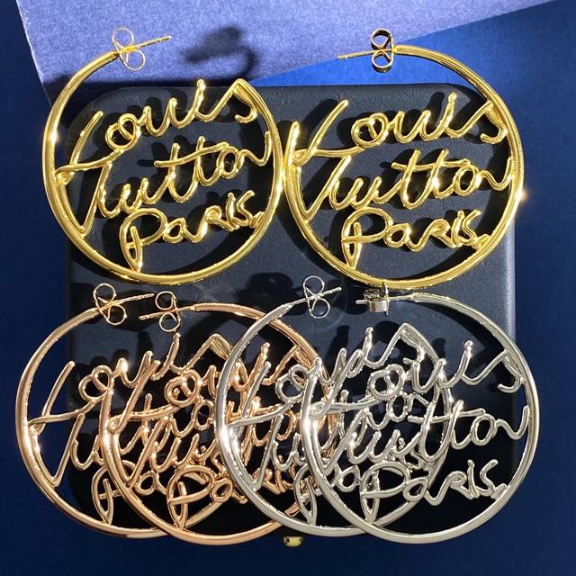 Lv Script路易威登新款高级感艺术设计字母线条金属光面圆形耳环耳圈 黄铜材质 金银玫3个色 重约15.13G 尺寸约4.7Cm*4.7Cm*0.2Cm