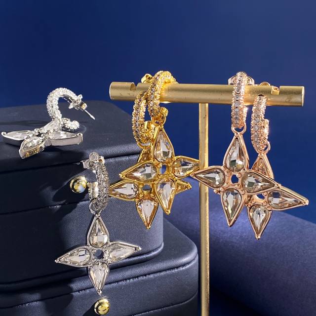 Lv 路易威登新款高级感时尚轻奢镶钻C形吊水滴锆石菱形十字花耳环耳钉 黄铜材质 金银玫3个色 重约15G 总高约4.7Cm 菱形花约3Cm*3Cm*0.35Cm
