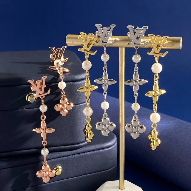 Lv 路易威登新款简约时尚设计光面Lv字母吊珍珠菱形十字花四叶花老花纹长款耳钉 黄铜材质 金银玫3个色 重约8.5G 尺寸约6Cm*1.1Cm*0.3Cm