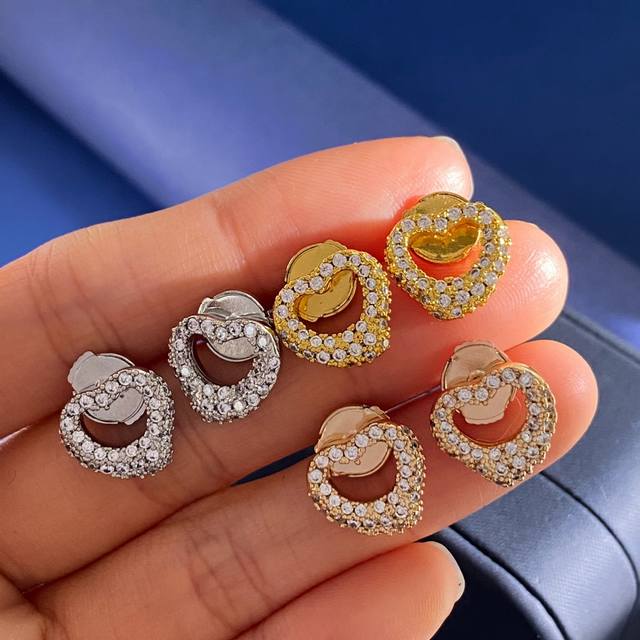 Tiffany蒂芙尼Tfn韩国东大门时尚轻奢满钻爱心形镂空桃心耳钉 黄铜材质 金银玫3个色 重约4.5G 尺寸约1.3Cm*1.2Cm*0.35Cm