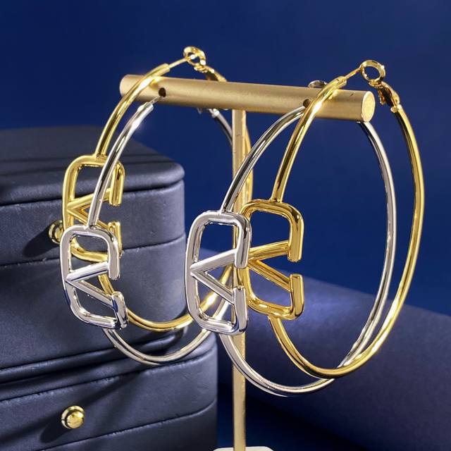 华伦天奴Valentino欧美夸张大圈金属光面圆环长方形V字母圆圈耳环耳环 黄铜材质 金银2个色 重约16.6G 圆直径约6.3Cm V字母约2.5Cm*1.5