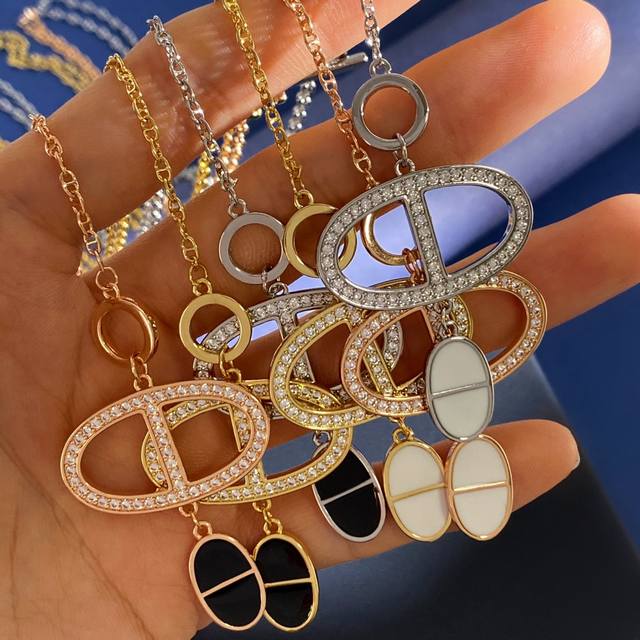 爱马仕Hermes欧美时尚个性满钻猪鼻子吊竖形黑色白色滴油猪鼻孔Ot扣流苏吊坠项链 黄铜材质 6个色 重约11G 项链约长51Cm 流苏链坠长约10.6Cm