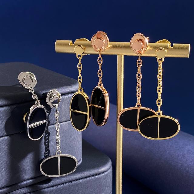 爱马仕Hermes时尚个性横竖形不对称椭圆形猪鼻子黑色珐琅滴油悬垂式Ab配长款耳钉 黄铜材质 金银玫3个色 重约6.4G 总长约4Cm