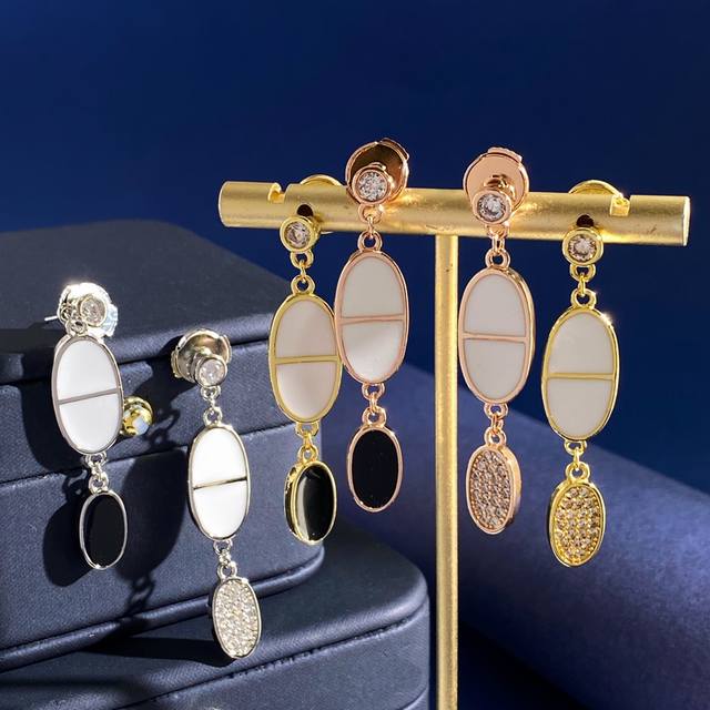 爱马仕Hermes时尚轻奢圆形小锆石吊竖形白色滴油猪鼻子吊不对称满钻黑色滴油猪鼻子悬垂式Ab配耳钉 黄铜材质 金银玫3个色 重约8.4G 总长约4.4Cm