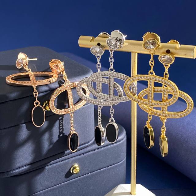 爱马仕Hermes时尚轻奢椭圆形锆石吊满钻猪鼻子吊黑色滴油猪鼻子悬垂式长款耳钉 黄铜材质 金银玫3个色 重约9.3G 总长约5.5Cm