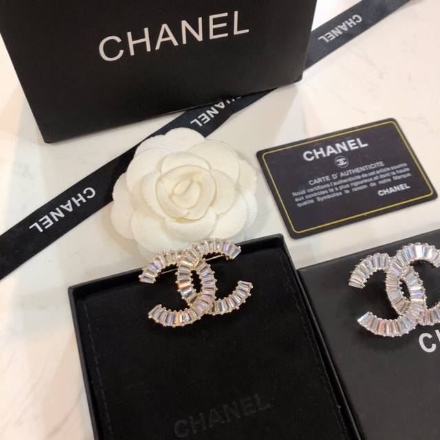 香奈儿 双C双色胸针 这个款的设计真的充满了设计与高贵感。复刻原版Logo！非常优雅，精简，高雅！现货金色