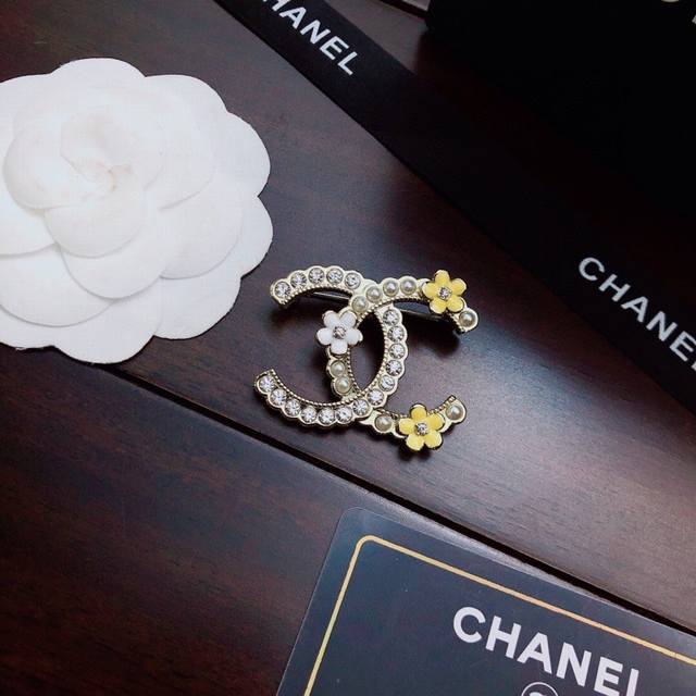 小香 Chanel 火爆 胸针 最高代购级别 最具味道的胸针Brooch 实物赞爆了 随便你想别哪里 别外套，西装，鞋子，领口，帽子 你能想象得到 它都能给你独