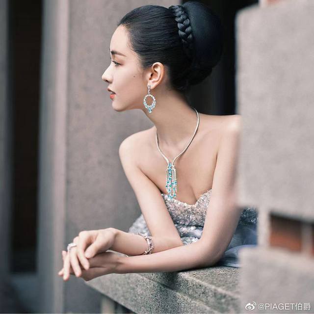 明星热推火伯爵新款 气质 明星彩钻海蓝宝水滴耳钉 奢华 进口高碳钻 华丽 伯爵力作！名媛必备了！历经一次次改版 才做出如此满意的最高版本！视觉做工完全不输真金真