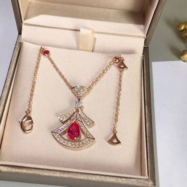 卖疯了重磅爆款 宝格丽Magnificent Inspirations 性感立体Soleil 高贵红刚玉和耀眼宝石红裙子爆款925纯银项链出货明星同款，美美哒漂