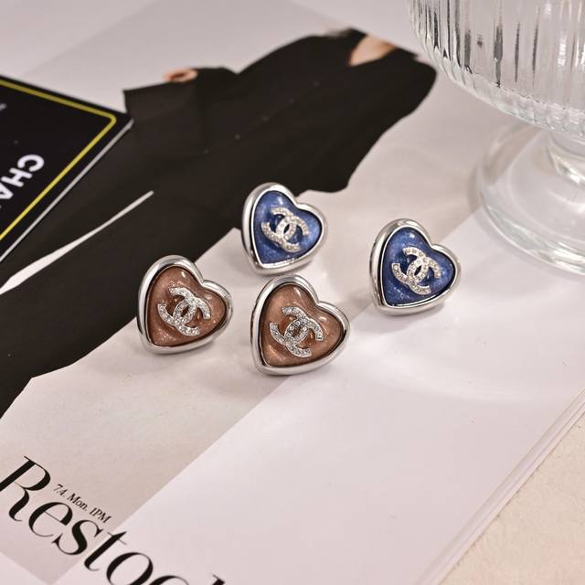 耳环 Zp打版 小香 Chanel 耳环优雅大方精工设计 雕刻 非常修饰脸型 青春活力 看惯了一如既往的耳钉 一眼就被这款吸引了 非常漂亮的颜色搭配 时尚又俏皮