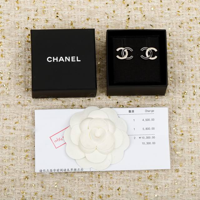 250673 我们出品 Zp5850，量大咨询客Fu 黑色，白色 香 26C滴油拼扭纹双C耳钉 26C早春最新款，最新款全网首发现Huo哇哇，太美了，这一季必入