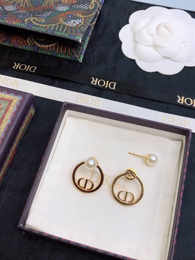 Dior 新款迪奥Cd耳钉 专柜一致黄铜材质 火爆款出货 设计独特 复古前卫 美女必备 实心 超级有质感 防过敏