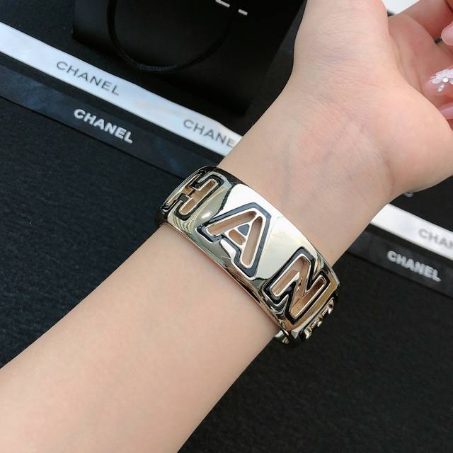 香奈儿手镯超精致Bling Bling，女神气质高端 黄铜材质不过敏不褪色。精美工艺，经典至极的魅物，性价比高 必备必入之选