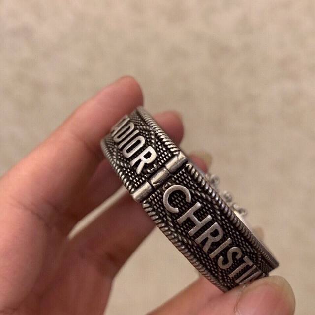 Dior新款迪奥手镯 简约设计轮廓造型 突出复古镀金Jadior最强助攻 单搭或者混搭都能让人一见倾心 分分钟变身时尚达人