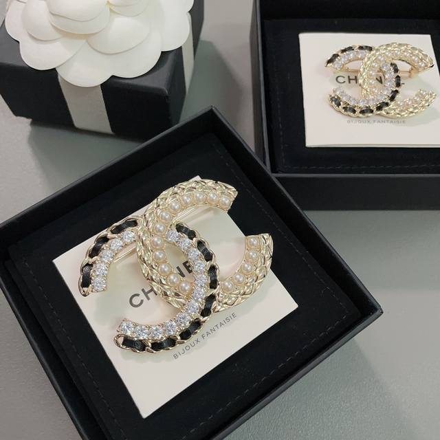 高品质 细节如图 香菱格三混合胸针 墙裂推荐！超级重磅的一款Brooch绝对的宝藏款，美哭了！！菱格+小羊皮+施华洛世奇 珍珠+施华洛世奇钻，集所有经典元素于一