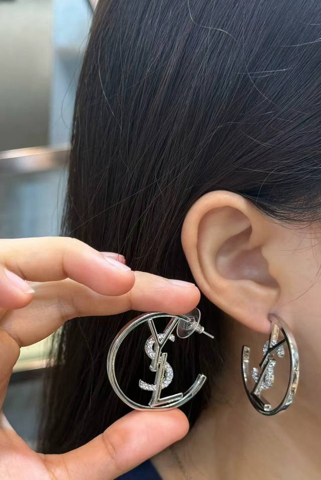 Ysl圣罗兰半圈带钻大耳环 戴上贵里贵气 气质贼好，氛围感慢慢 Ysl 圣罗兰 25C新款 Ysl 字母 耳环 如果你驾驭不了大耳夹，这款完全可以胜任,轻巧简便
