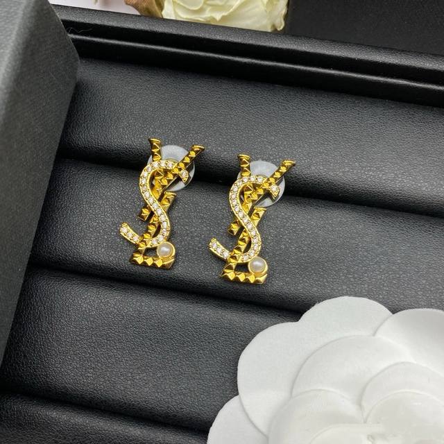 圣罗兰Ysl 经典奢侈 耳钉 金色 时尚百搭 犹如酒会礼服一般，绚烂多姿。经典 最具个性魅力象征永远的不变的情怀，代表着经典和永恒 ！秉承圣罗兰的传统 特别的闪