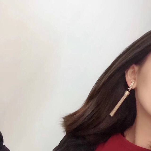 Ysl 圣罗兰 流苏耳钉 原装黄铜材质 Yves Saint Laurent 创立于1961年 优雅抽象大胆别致的设计风格使它成为奢华时尚界著名的品牌之一。引领