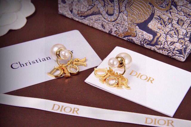 Dior 迪奥 字母耳钉 专柜新款上市 美得不要不要的 唯美 浪漫 人手必备款 火爆小红书 精选Zp一致材质 超 Nice