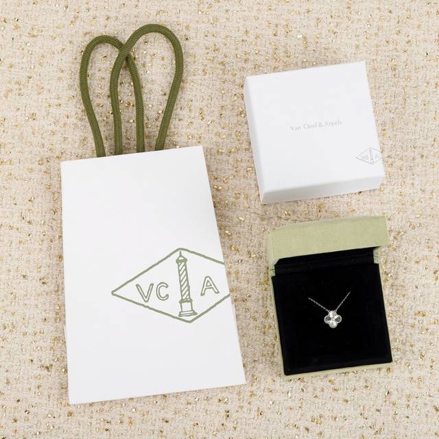 203358 我们出品 圣诞限量版项链，可订做真金真钻，只做对版Zp真金货，pk市面各种金货量大咨询客Fu 第一，精雕是5轴精雕机加工的哦。 第二，侧面边珠与边