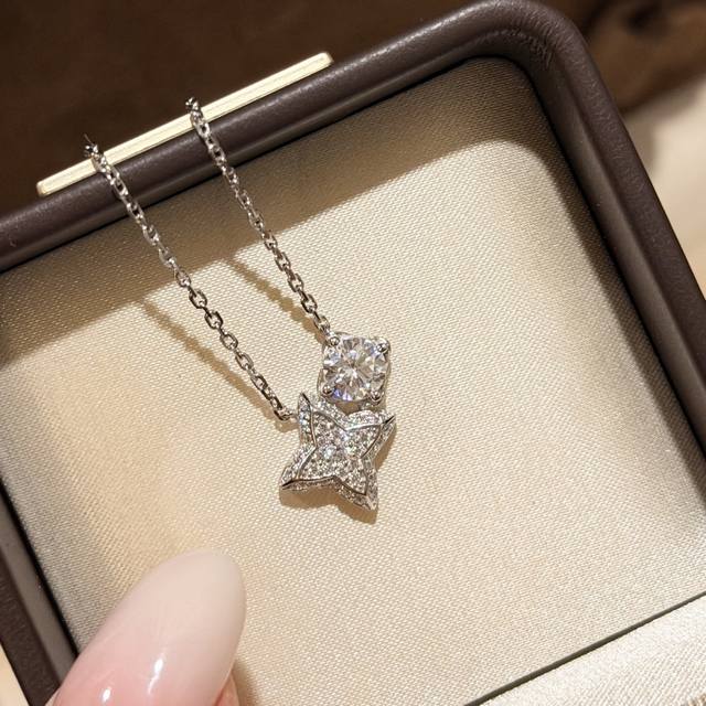 A6973 独立设计师 新款 四叶草 单钻 项链 高端S925材质 华丽设计 这种设计也只有大牌才能体现得淋漓尽致 精致永恒值得你拥有铂金色 电镀厚金 纯银项链